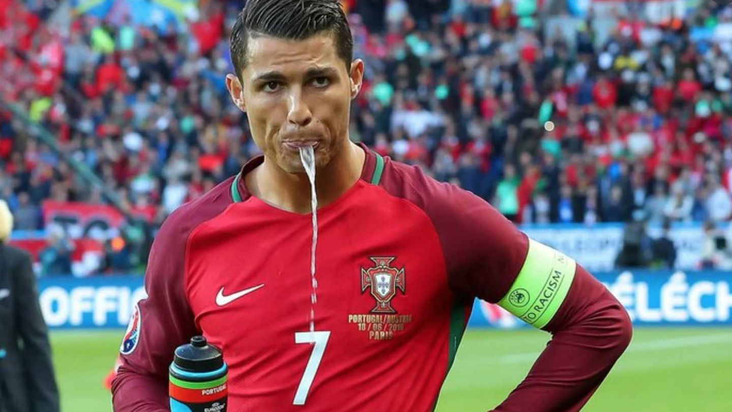 Cristiano Ronaldo escupe agua al césped en un partido con Portugal
