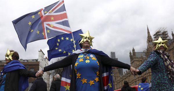 Foto: Manifestantes contrarios al Brexit durante una protesta ante el Parlamento británico, en Londres, el 16 de abril de 2018. (Reuters)