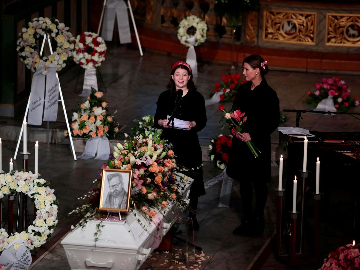 Foto: Maud y Marta Luisa durante el funeral. (Reuters)