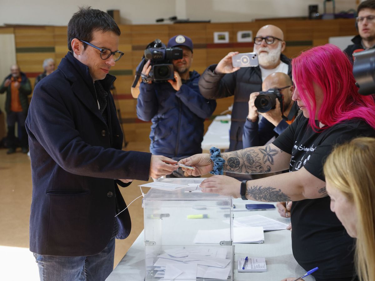 Foto: El candidato de Bildu, Otxandiano, votando. (EFE/ Miguel Toña)