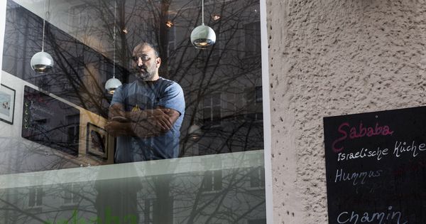 Foto: Ze'er Avrahami, dueño de un café, posa en la ventana en Berlín. (Reuters)