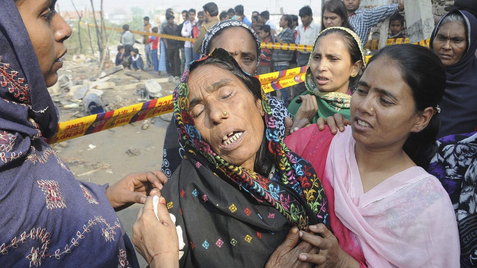 Foto: Una familia fallece al incendiarse unas chabolas en Nueva Delhi. (EFE)