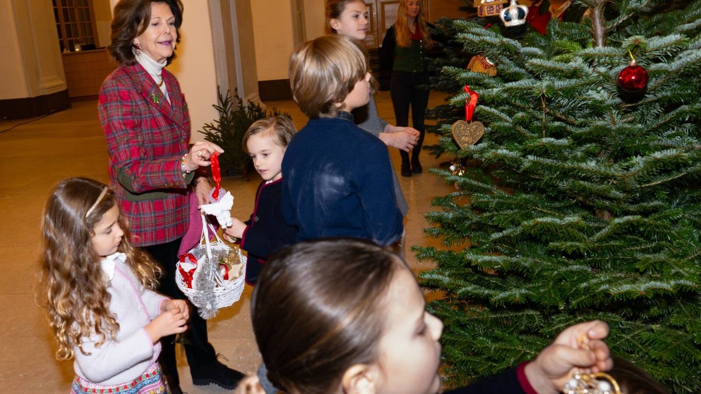 Silvia de Suecia y sus nietos decorando el árbol. (Gtres)