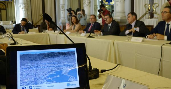 Foto: Imagen de la reunión institucional en el Ayuntamiento de Málaga. (EC)