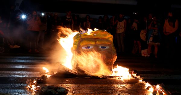Foto: Unos manifestantes queman una figura de Donald Trump durante una propuesta en Ciudad de México, el 20 de enero de 2017. (Reuters)