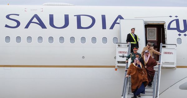 Foto: El príncipe heredero de Arabia Saudí, Mohamed bin Salman (c), a su llegada a la Base Aérea de Torrejón con motivo de su primera visita oficial a España en abril de 2018. (EFE)