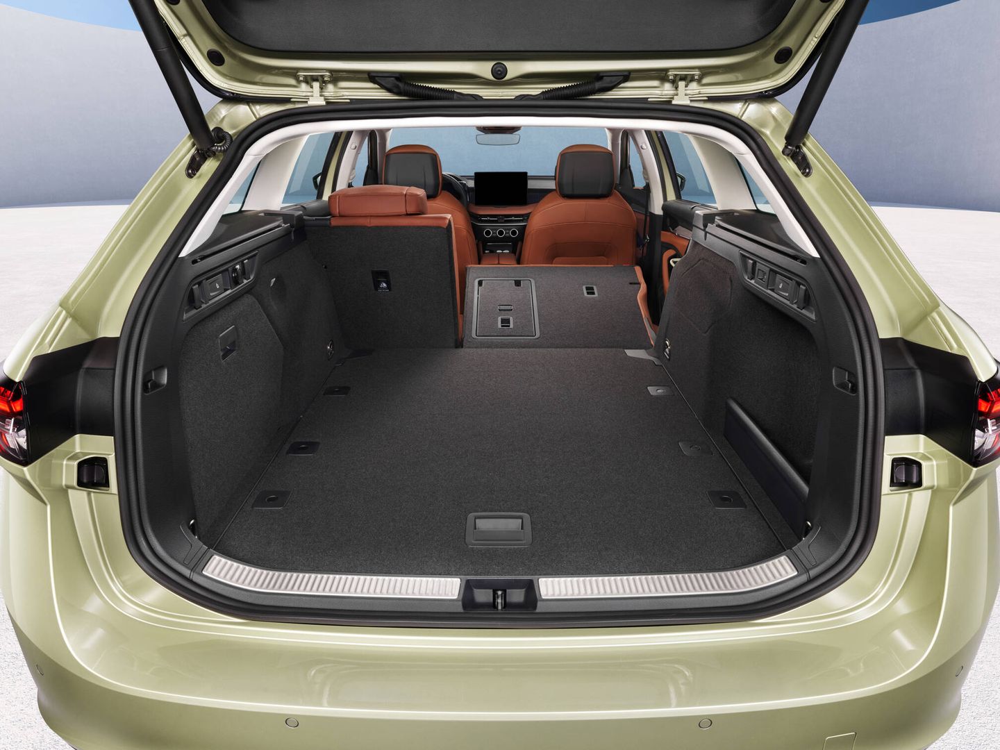 Con cinco plazas en uso, el maletero cubica 690 litros en todas las versiones, salvo en el TSI PHEV.