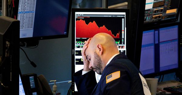 Foto: Un 'trader' reflexiona en Wall Street. (EFE)