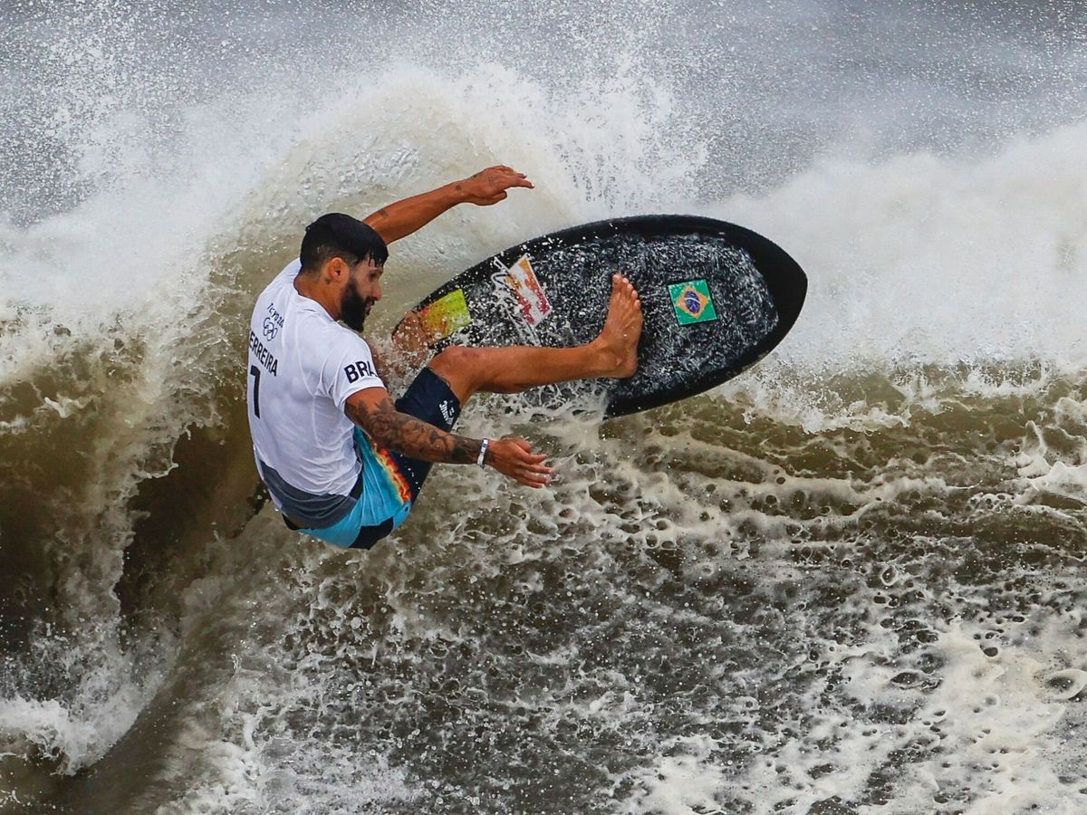 Foto: El brasileño Italo Ferreira compite en la final de surf en los Juegos Olímpicos de Tokio 2020. (EFE/Miguel Gutiérrez)