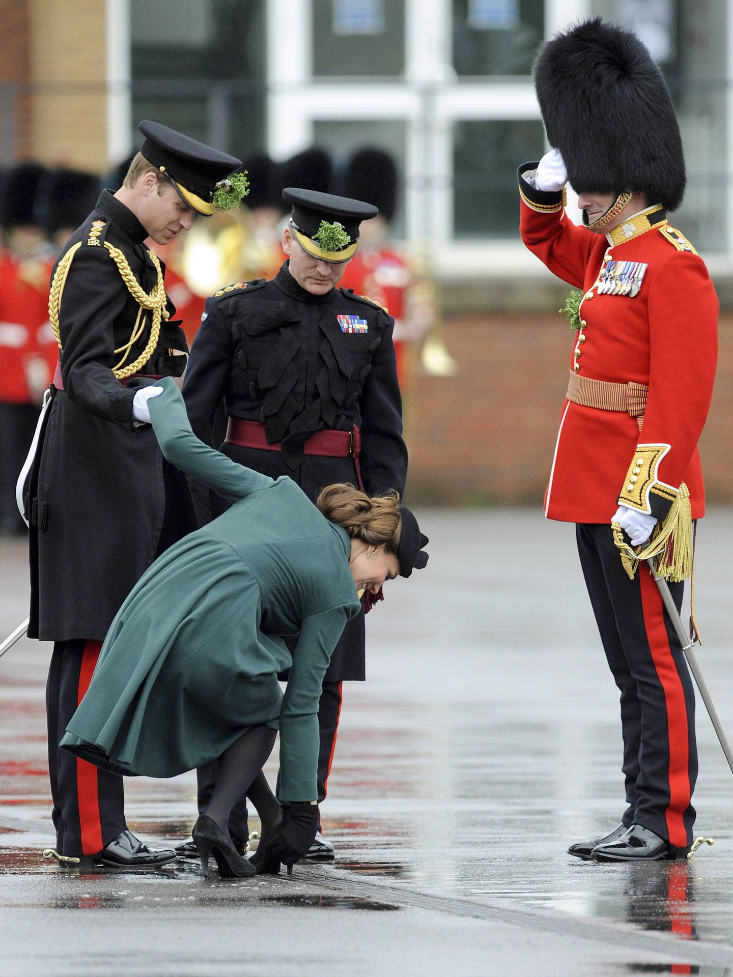 Kate Middleton sufre un percance con un tacón de su zapato en el Día de San Patricio de 2011. (EFE/EPA/Gerry Penny)