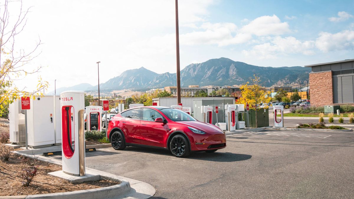 Si tienes un coche eléctrico, hoy puedes cargar gratis en los Supercargadores de Tesla