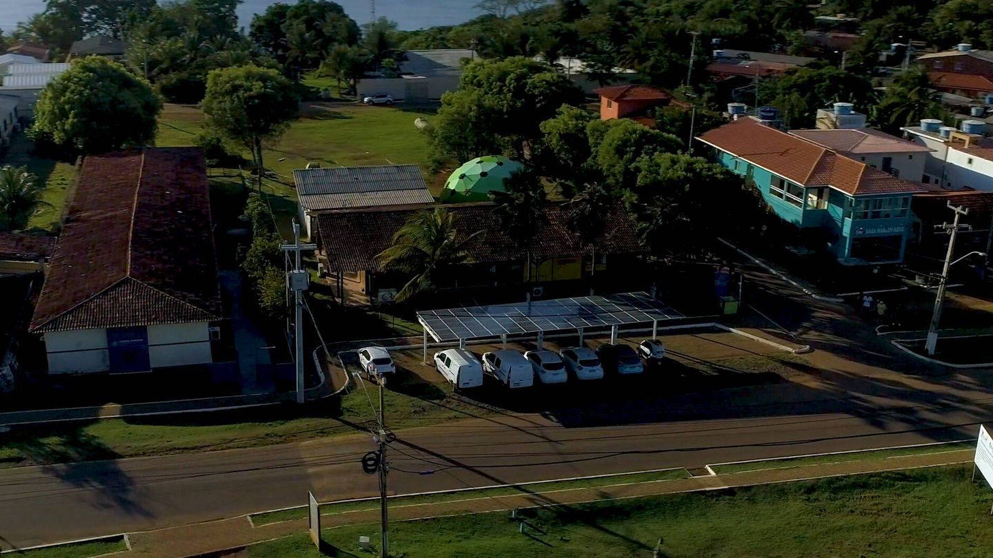 La isla de Fernando de Noronha está siendo equipada con varias estaciones de recarga para 6 vehículos, alimentadas por placas solares.