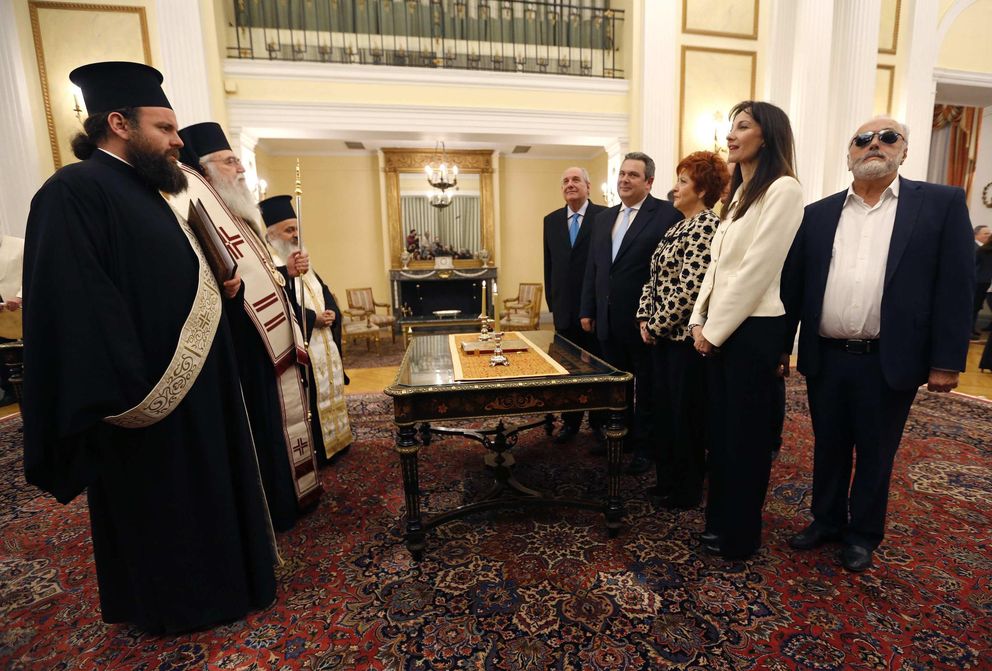 Nuevos ministros griegos durante la ceremonia de toma de posesión en la residencia presidencial en Atenas (Reuters).