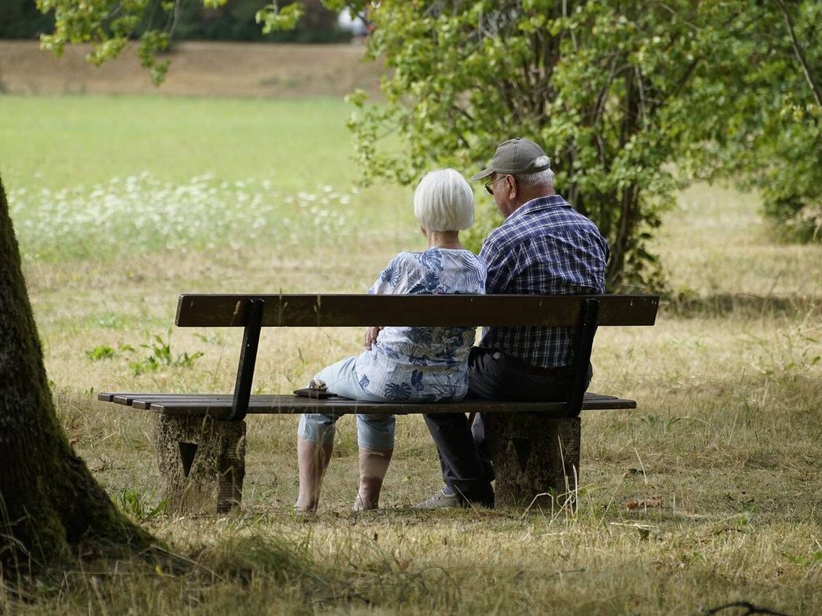 Foto: Dos jubilados sentados en un banco (Pixabay)