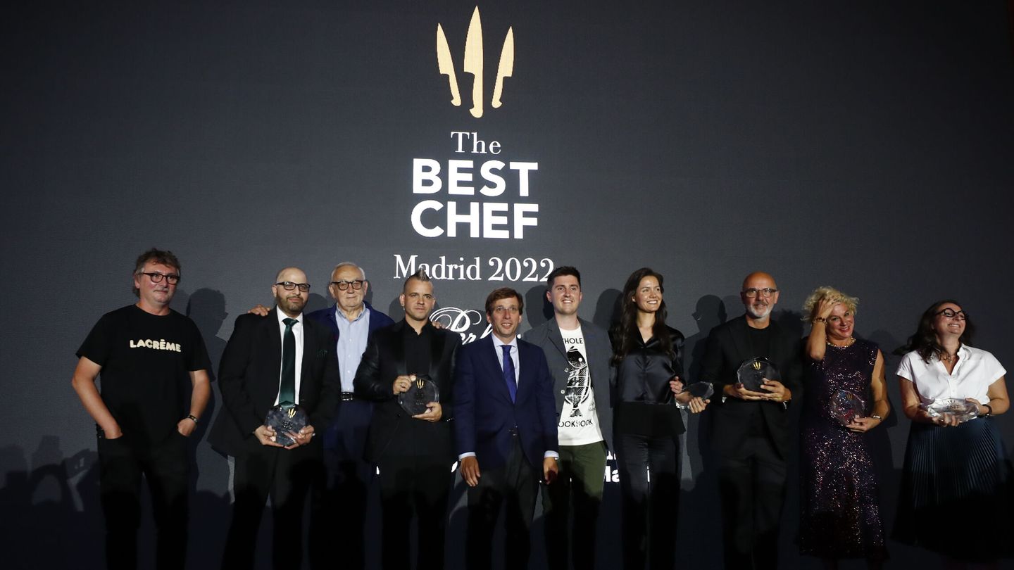 El alcalde de Madrid, posa con el Chef David Muñoz, elegido mejor cocinero del mundo, y otros galardonados durante la gala. (EFE/Javier Lizón) 