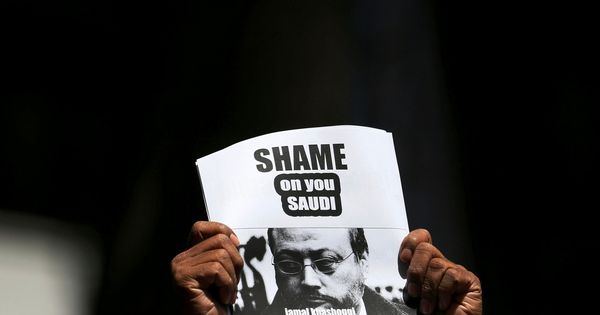 Foto: Un hombre sostiene un folio en el que se pide Justicia para Jamal Kashoggi. (Reuters)