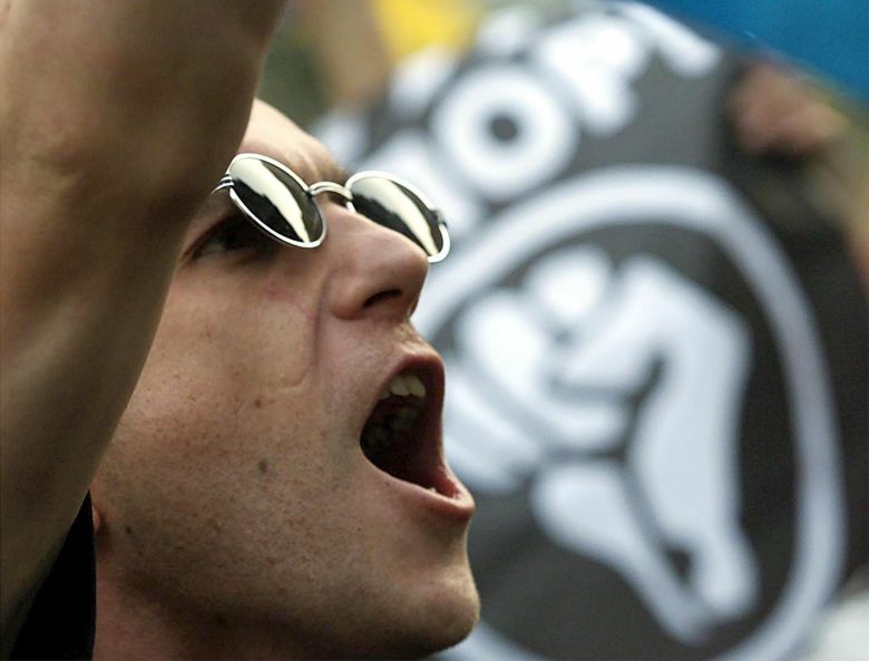 Un joven grita eslóganes durante una manifestación de Otpor en Belgrado (Reuters).