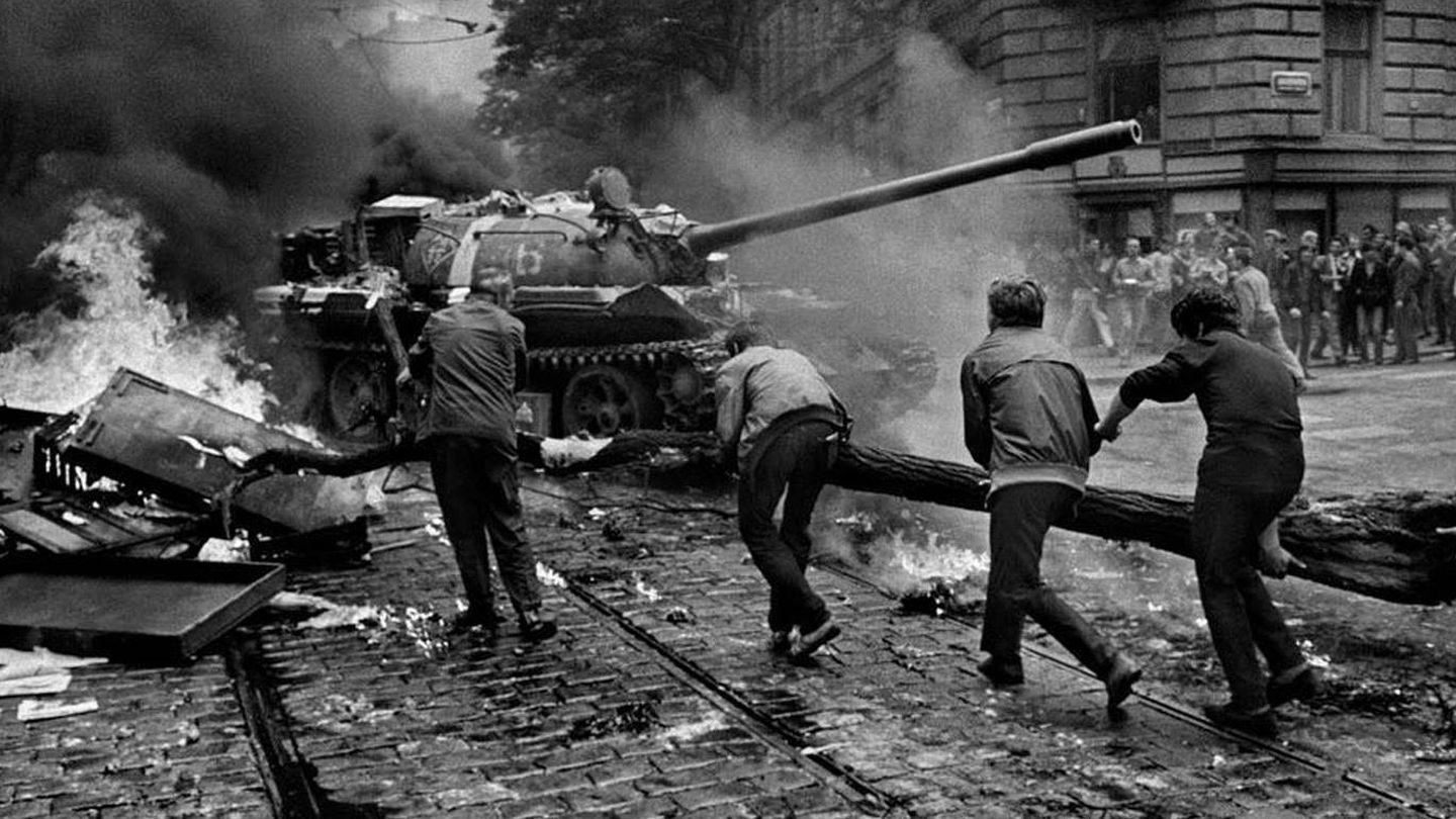 Los tanques soviéticos aplastan la Primavera de Praga en 1968