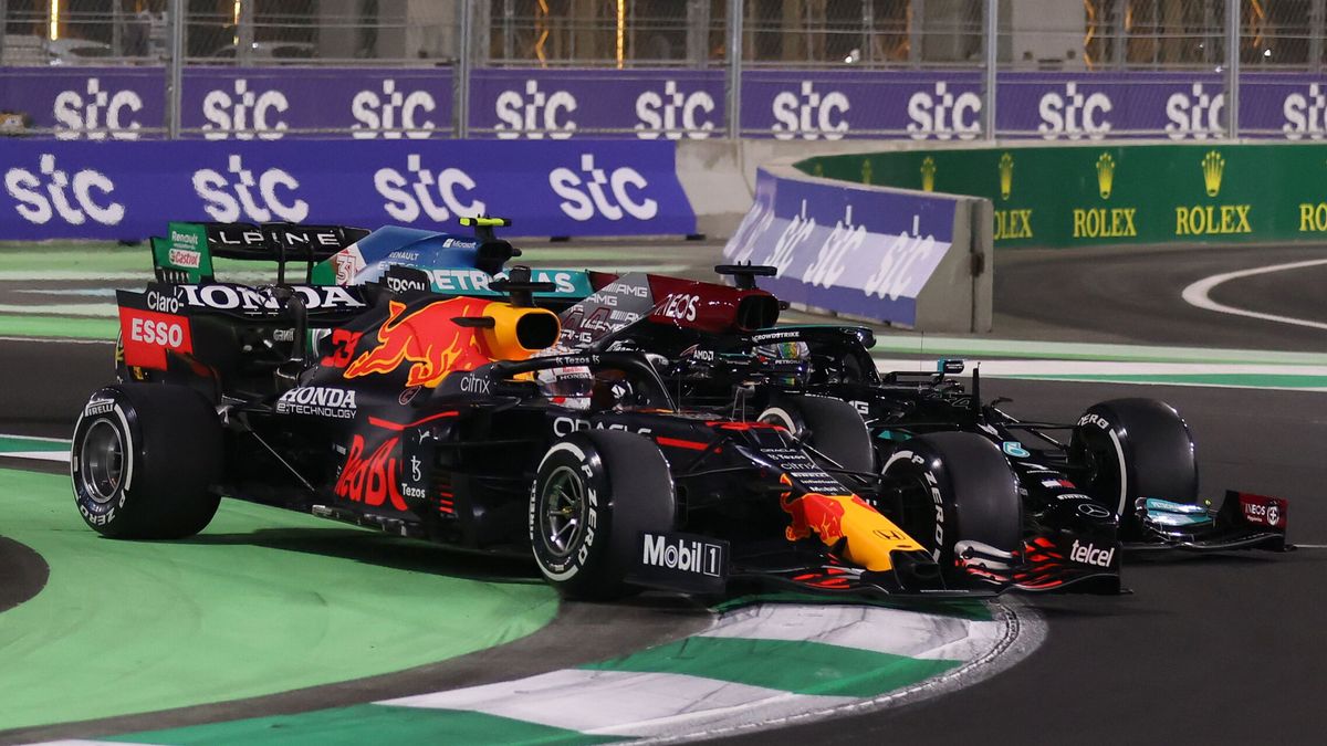 Hamilton sobrevive a la locura de Verstappen y el Mundial se decidirá en la última carrera