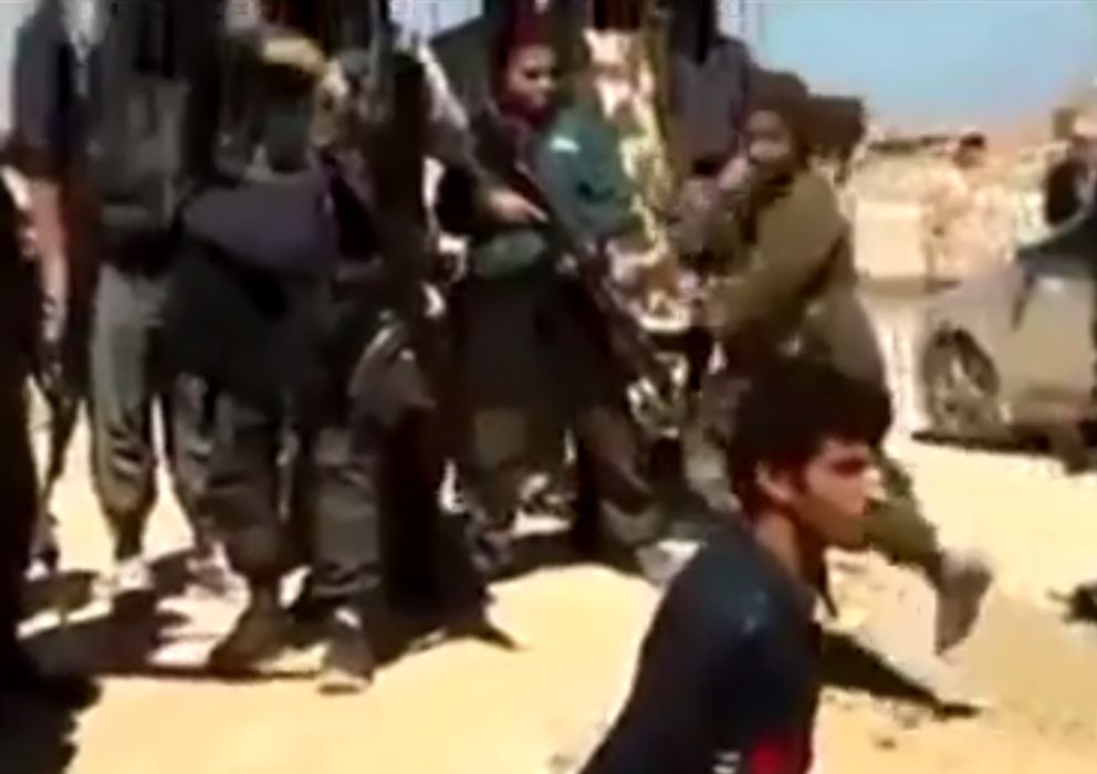 Foto: Imágenes difundidas por 'The Objective' de niños en una ejecución supuestamente del ISIS.