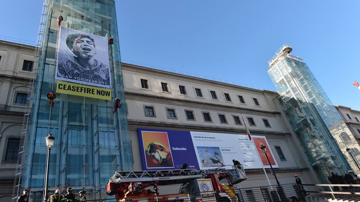 Activistas de Greenpeace escalan el Museo Reina Sofía para pedir un alto el fuego en Gaza