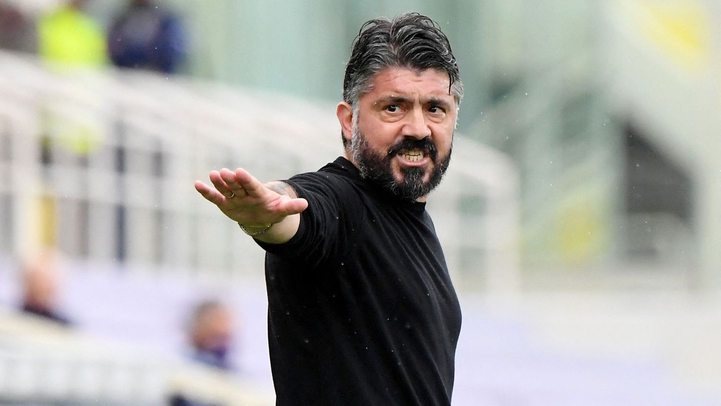 Gattuso da indicaciones a sus jugadores en el Nápoles. (Reuters/Alberto Lingria)