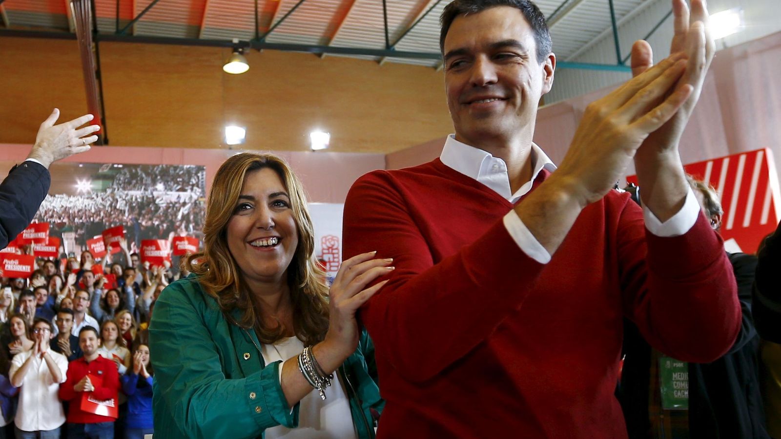 Foto: Susana Díaz y Pedro Sánchez, durante su primer mitin de la campaña del 20-D, el pasado 12 de diciembre en Sevilla. (EFE)