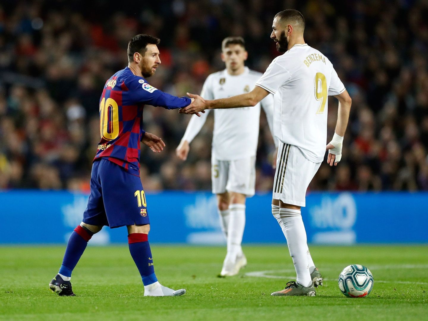 Messi y Benzema se saludan antes del Clásico en el Camp Nou. (EFE)
