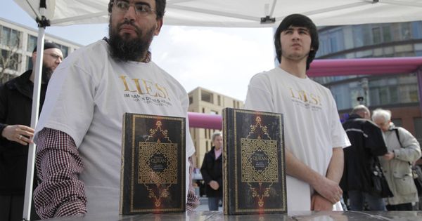 Foto: Miembros de un grupo salafista ofrecen versiones del Corán traducidas al alemán en la Plaza Postdamer, en el centro de Berlín. (Reuters)