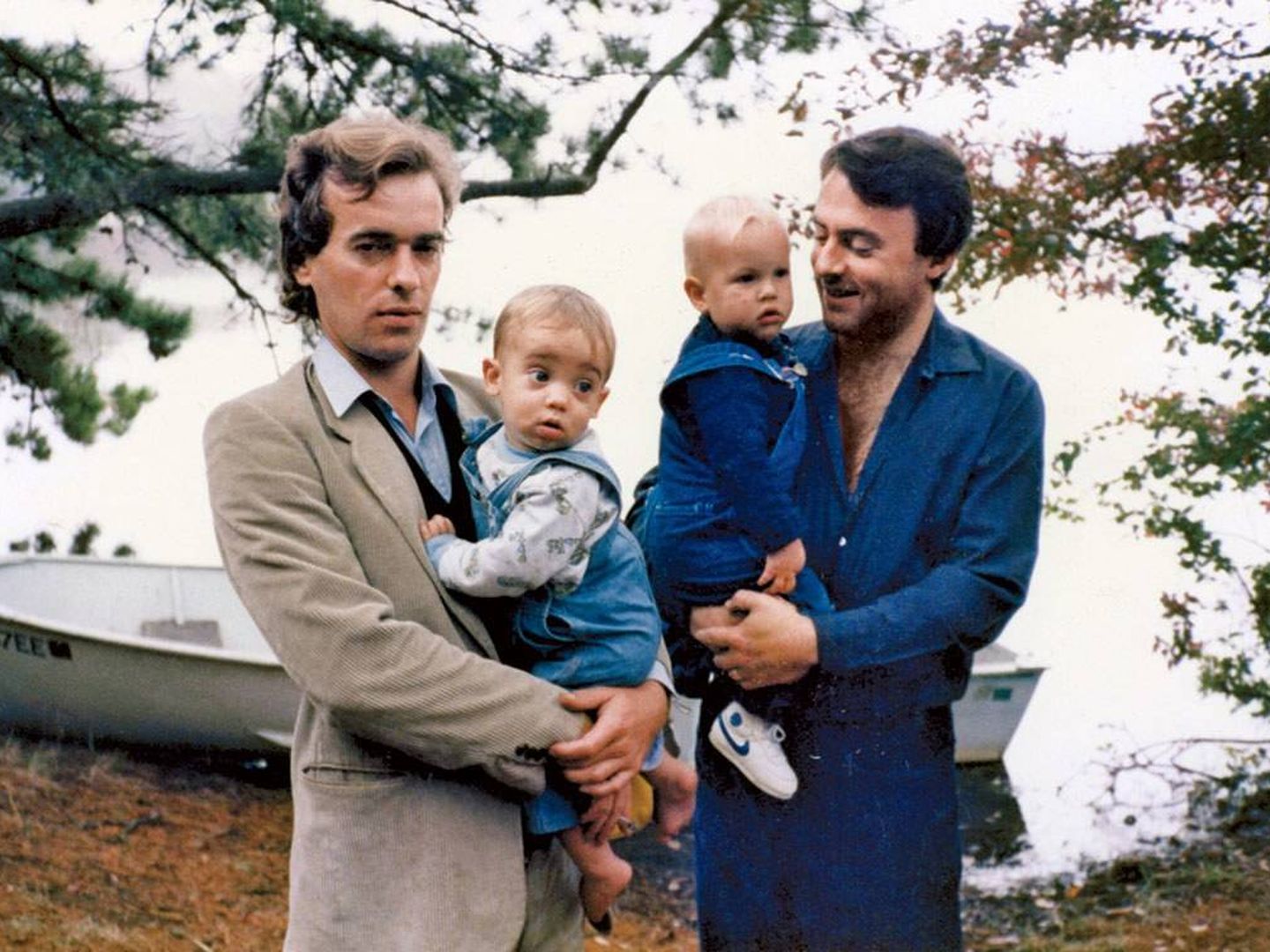 Martin Amis y Christopher Hitchens con sus hijos en una imagen publicada en 'Hitch 22'. (Debate)