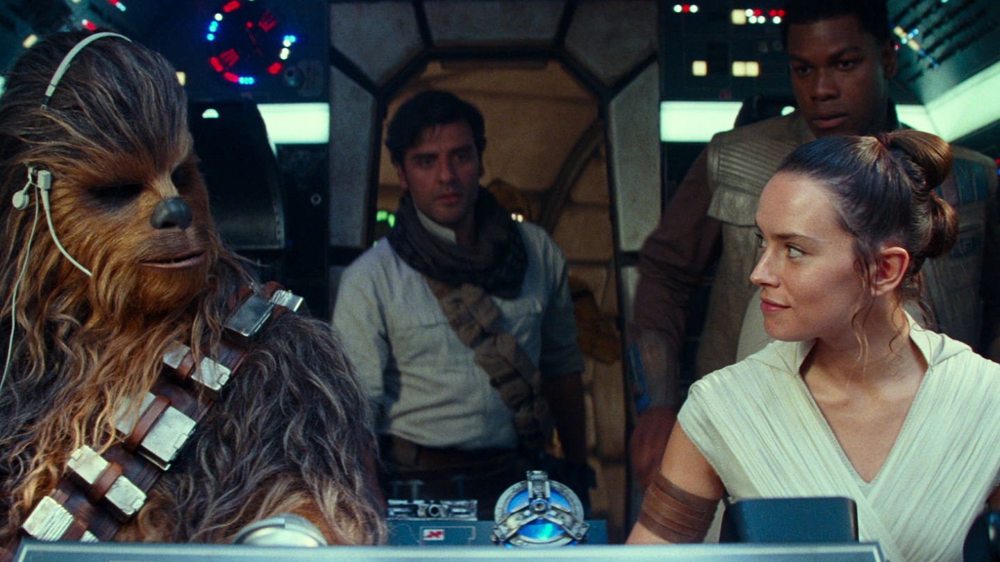 Joonas Suotamo, Oscar Isaac, Daisy Ridley y John Boyega, en otro momento de 'El ascenso de Skywalker'. (Disney)