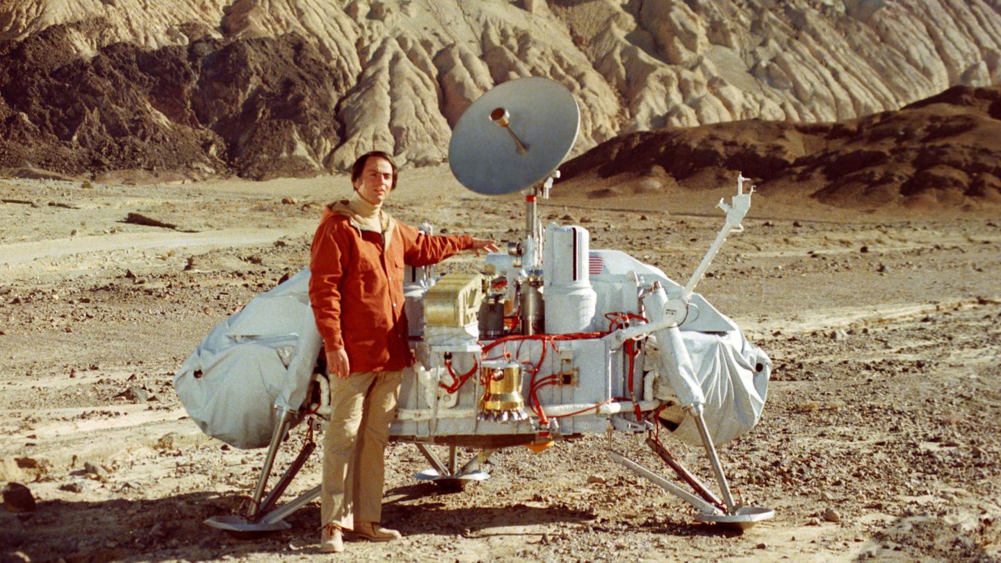 Carl Sagan junto a un modelo de la sonda Viking. (NASA)