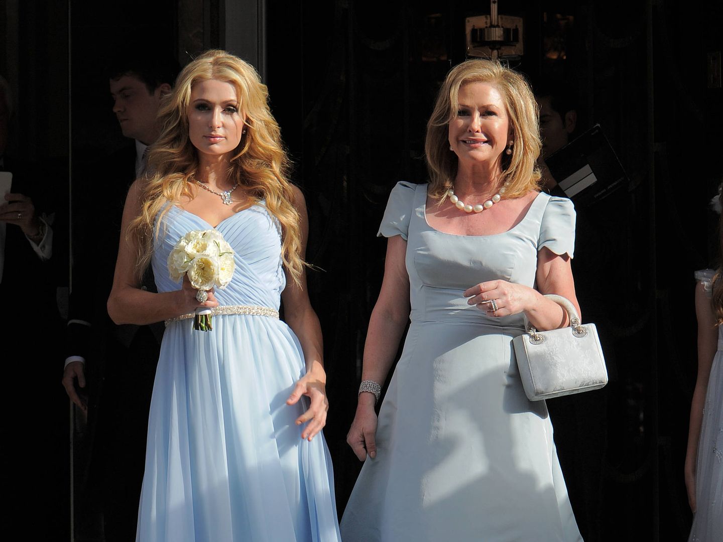 Kathy Hilton junto a su hija Paris en la boda de Nicky. (Gtres)