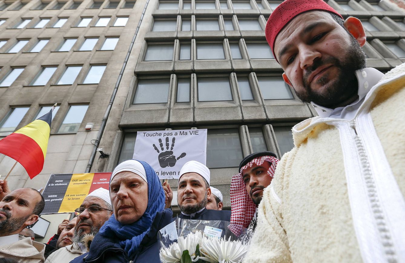 Foto: Miembros de la comunidad musulmana de Bélgica durante una ceremonia por las víctimas de los atentados en Bruselas, el 9 de abril de 2016 (Reuters).