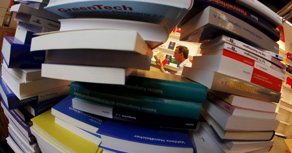 Foto: Una imagen de una pila de libros en Frankfurt. (EFE/Frank Rumpenhorst)