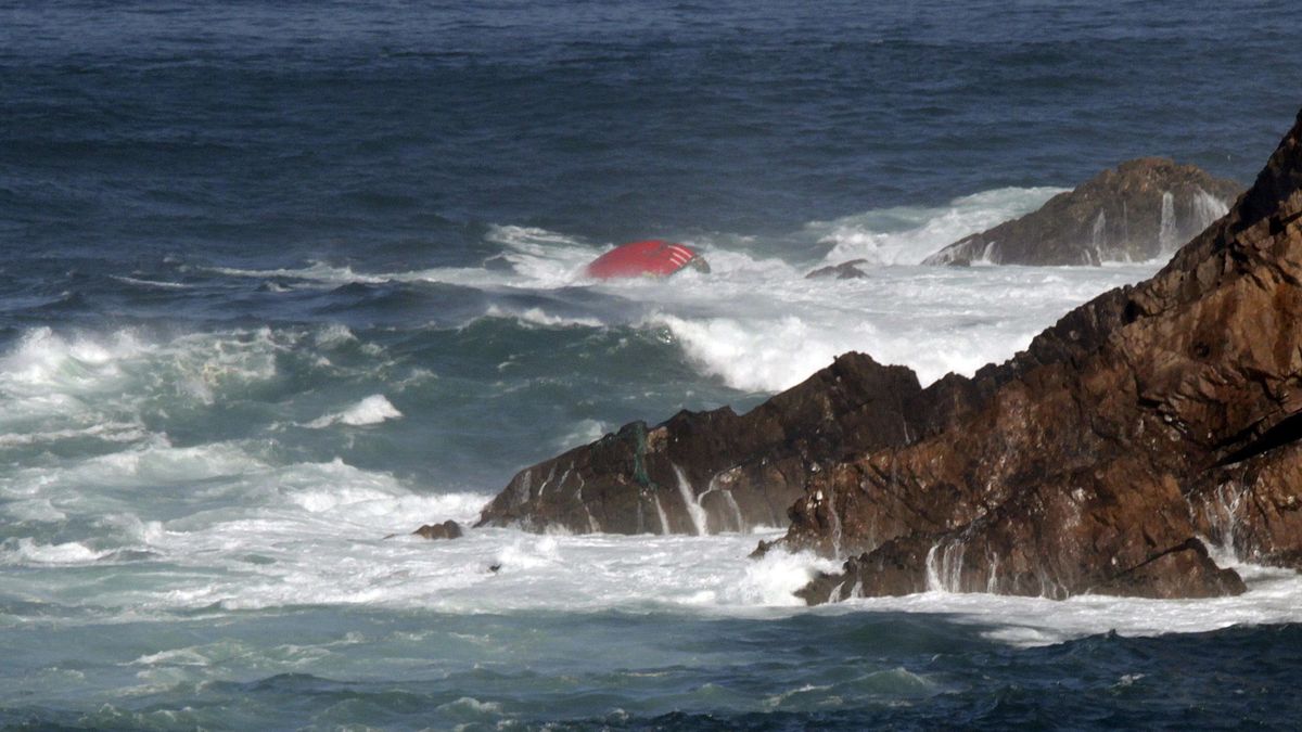 Dos marineros muertos y seis desaparecidos tras hundirse un pesquero en Asturias