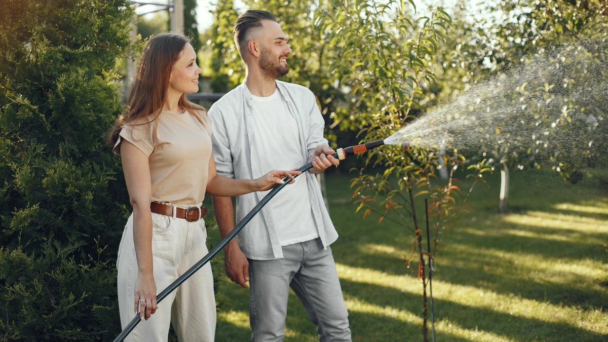 Tips para cambiar la manguera del jardín e instalar riegos automáticos para el verano