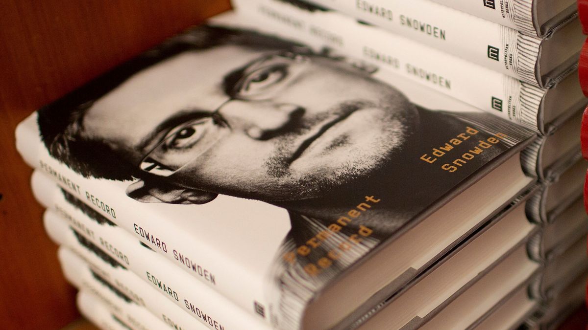 EEUU demanda a Snowden por violar el acuerdo de confidencialidad en su libro