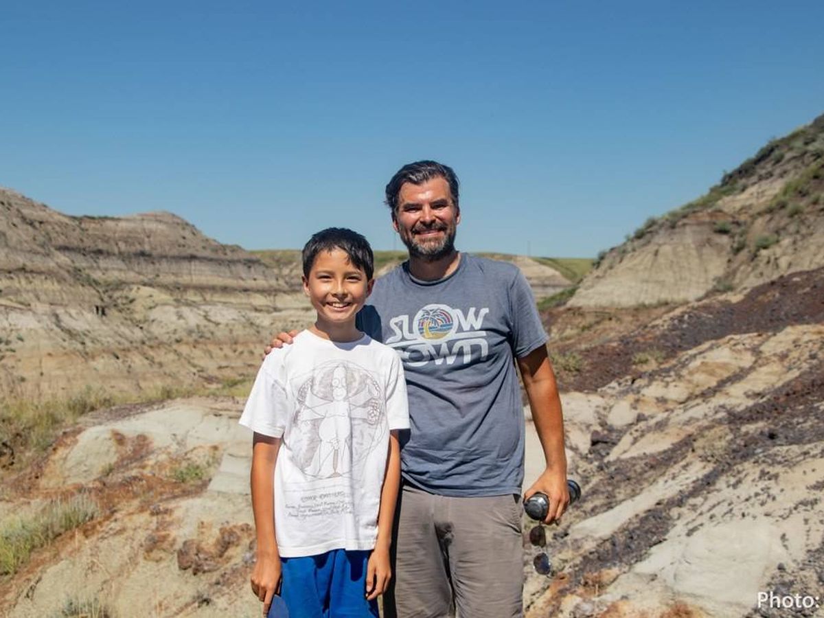 Foto: Nathan Hrushkin, junto a su padre, en el sitio arqueológico de Canadá. Foto: Facebook.