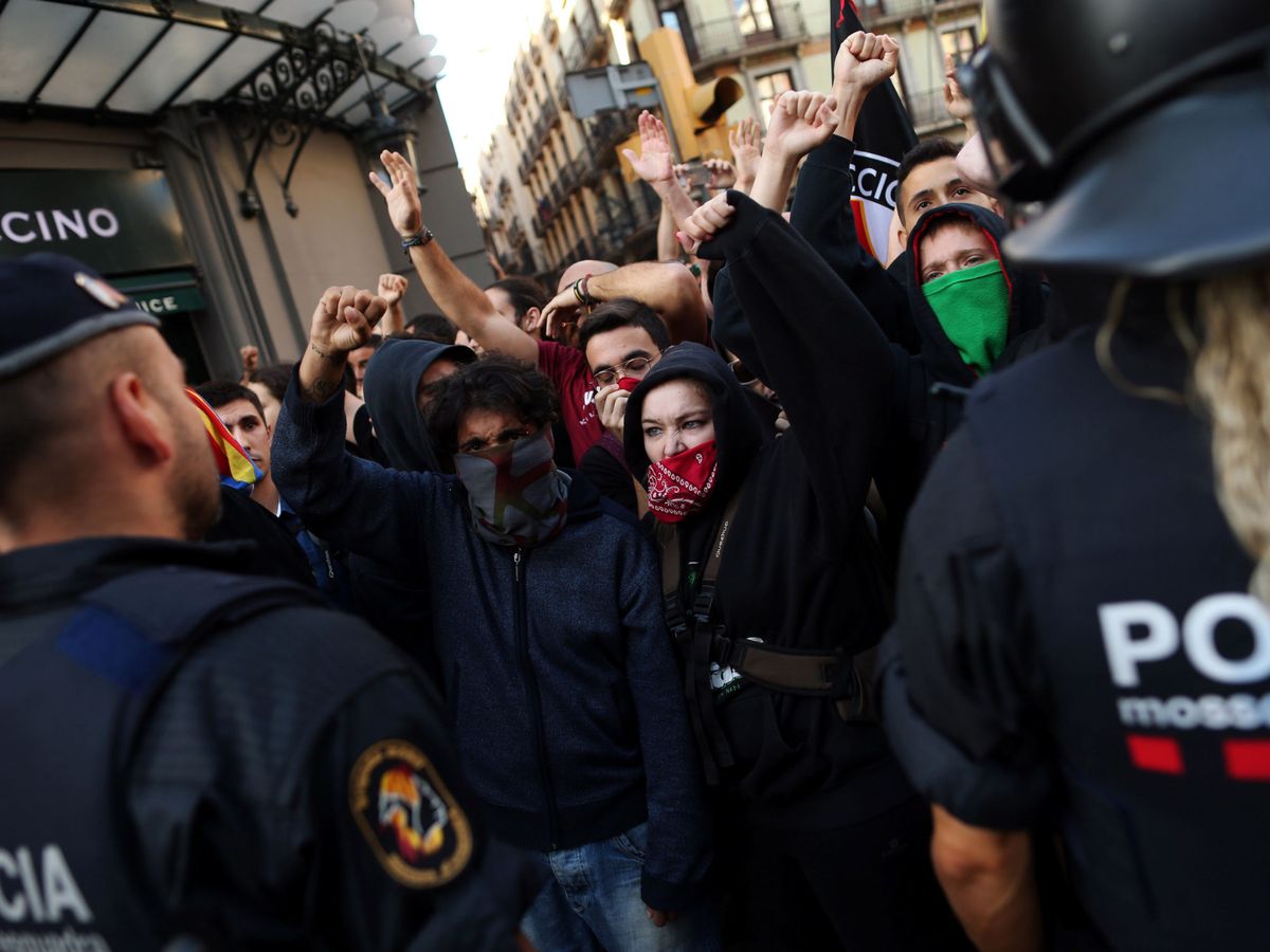 Foto: Agentes de los Mossos, ante una manifestación de independentistas. (Reuters/Jon Nazca)