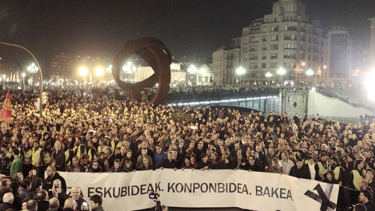 Miles de asistentes a la marcha 'silenciosa' de Bilbao bajo gritos de 'Presos a casa'