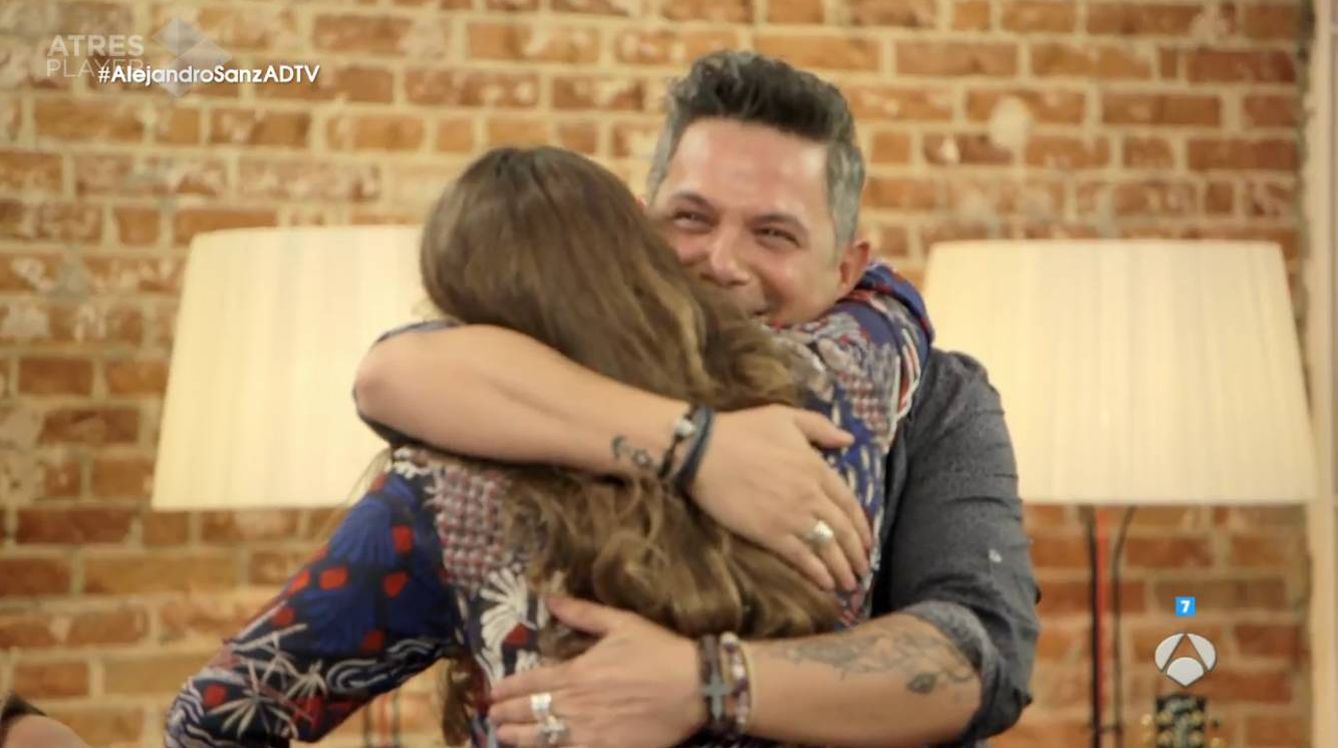 Alejandro Sanz abraza a Niña Pastori en 'El árbol de tu vida'.
