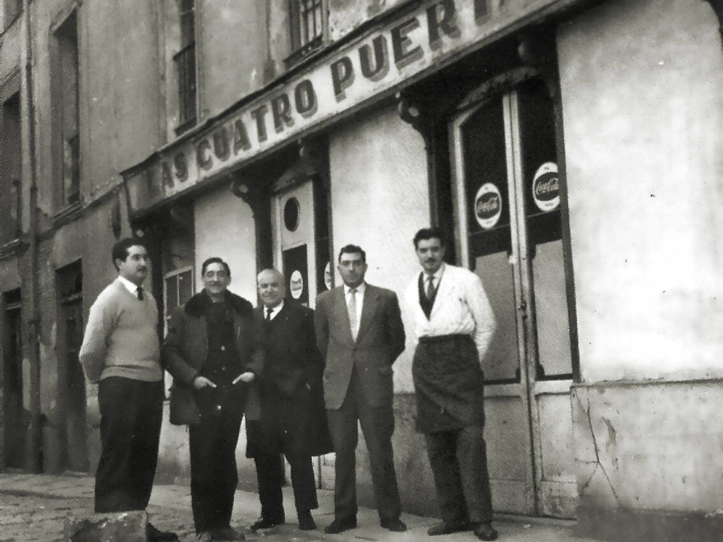 Lauro Olmo, padre, a la izquierda, junto al dueño de un bar de Pozas.