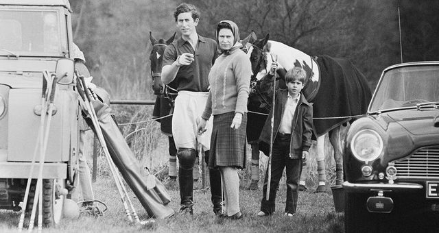 Carlos participa en un partido de polo en acompañado por la reina y el príncipe Eduardo. (Getty)