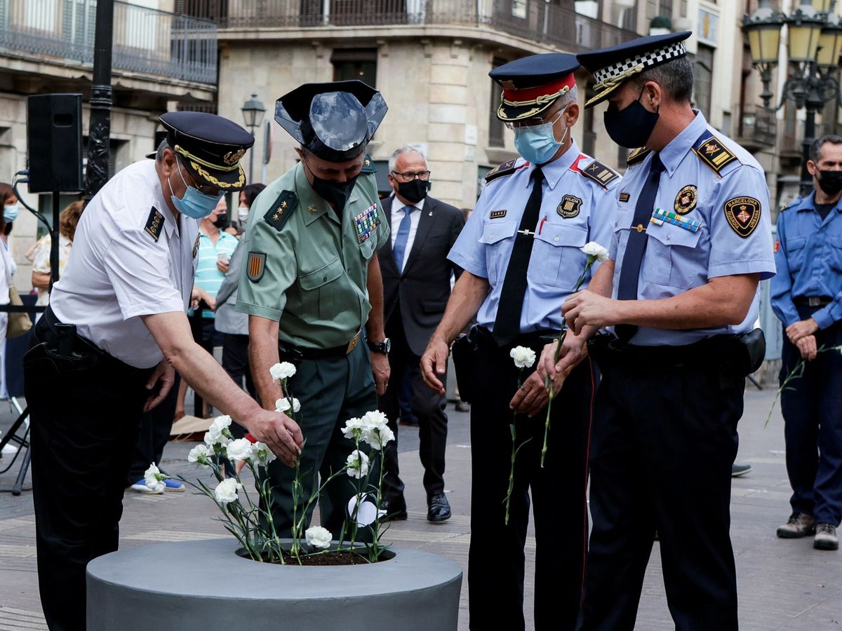 Foto: Representantes de todos los cuerpos de seguridad del Estado, durante el acto conmemorativo del cuarto aniversario de los atentados terroristas del 17A, en una fotografía de archivo. (EFE/Quique García)