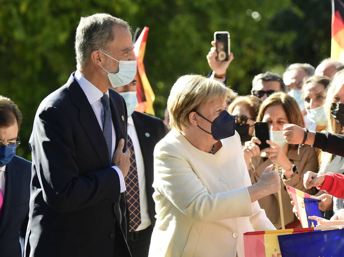 Foto: El rey Felipe y Angela Merkel, a su llegada a Yuste. (Limited Pictures)