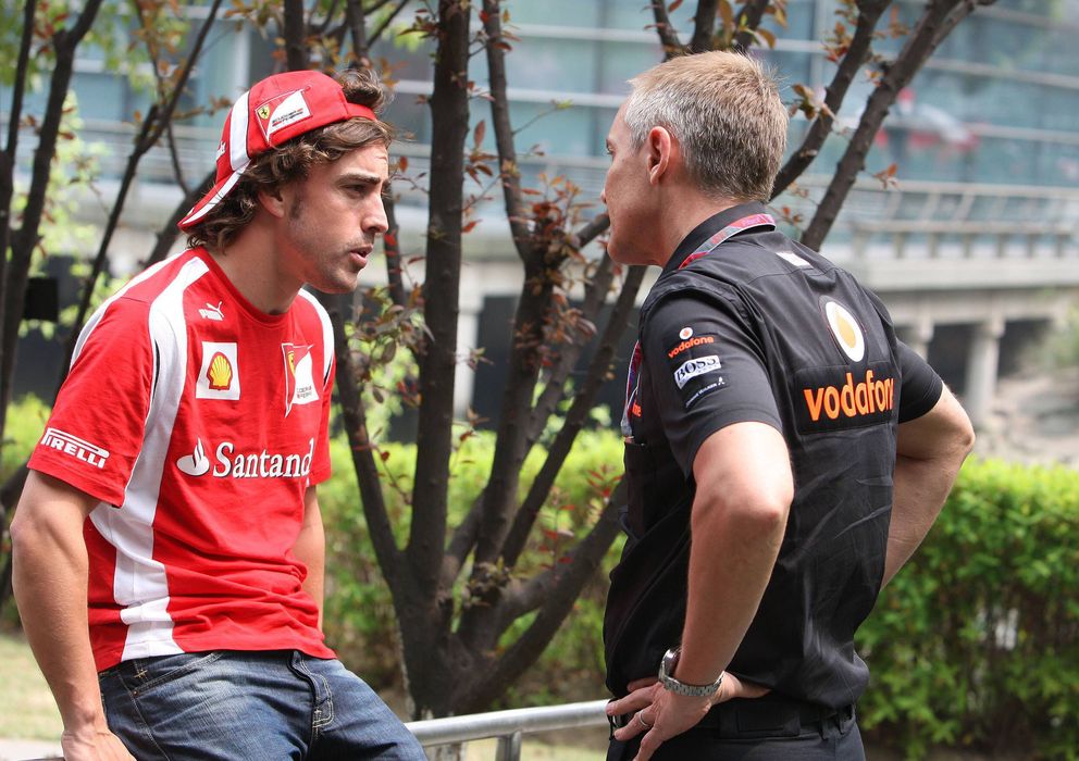 Foto: Fernando Alonso manteniendo una conversación con Whitmarsh en 2011.