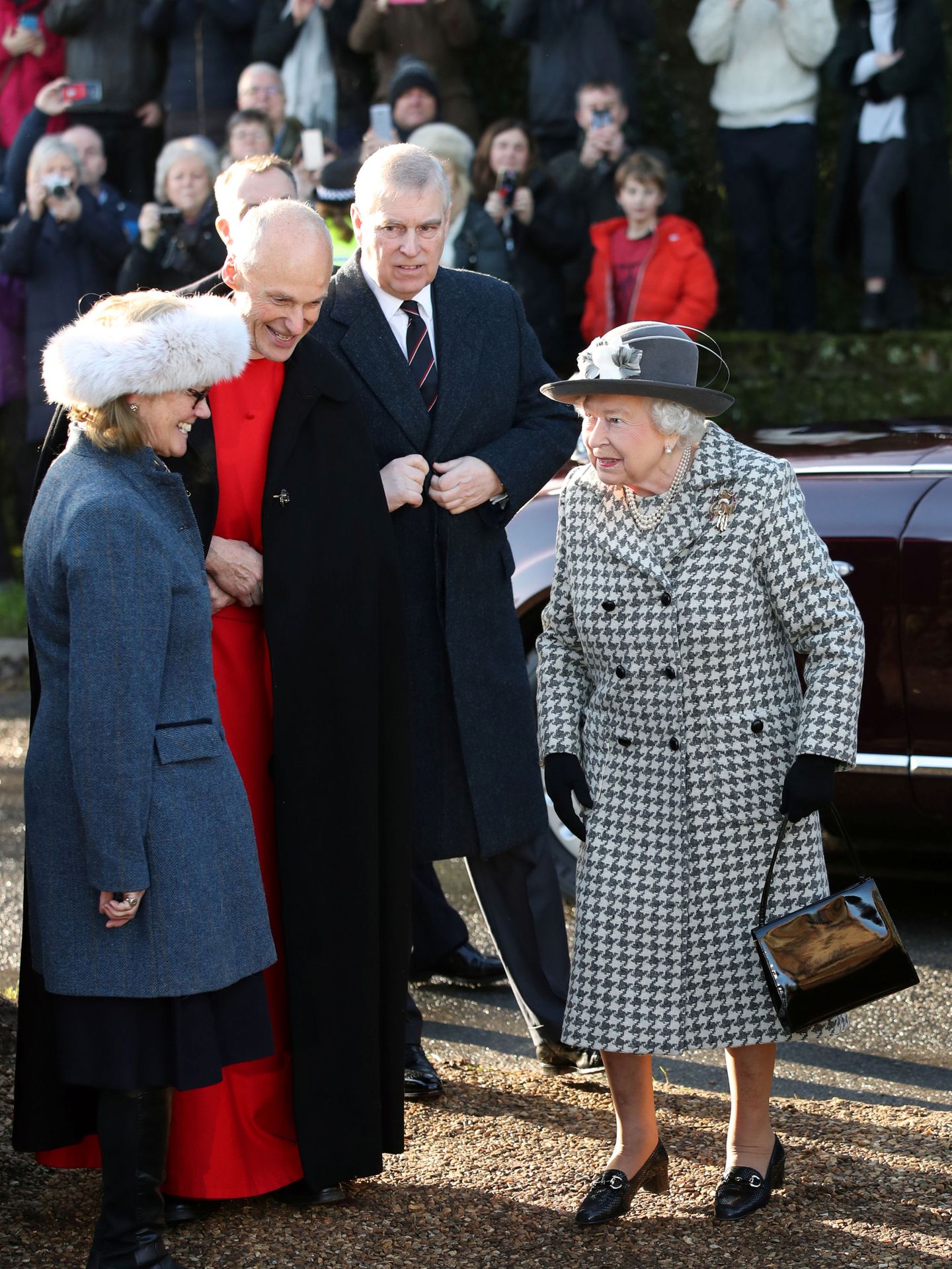 El príncipe Andrés y la reina Isabel, a principios de año en Sandringham. (Reuters)