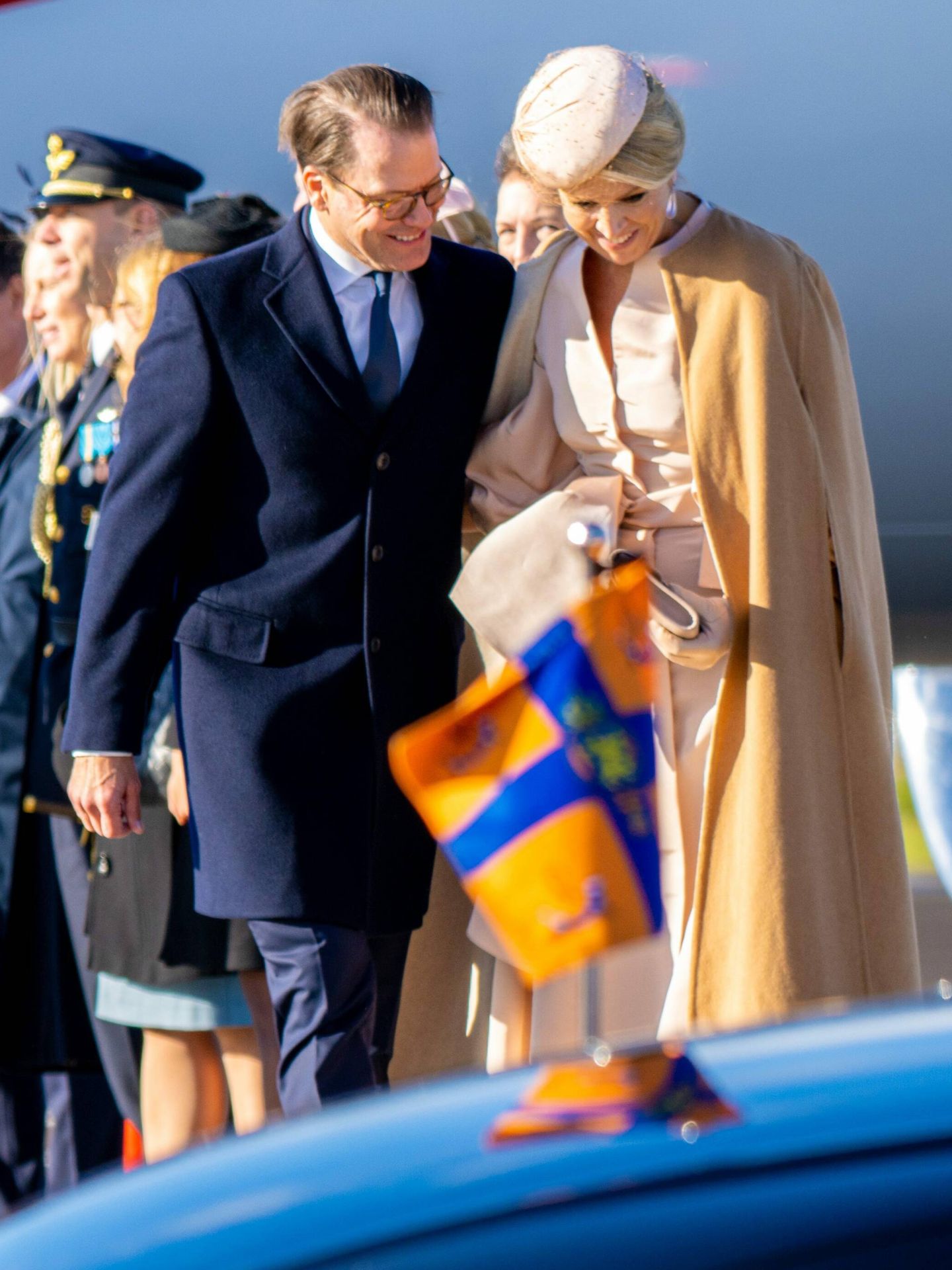El príncipe Daniel abraza a Máxima de Holanda a su llegada. (CP)