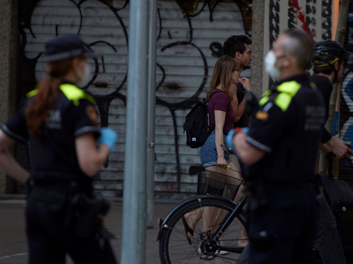Foto: Dos agentes de la Guardia Urbana, en Barcelona. (EFE)